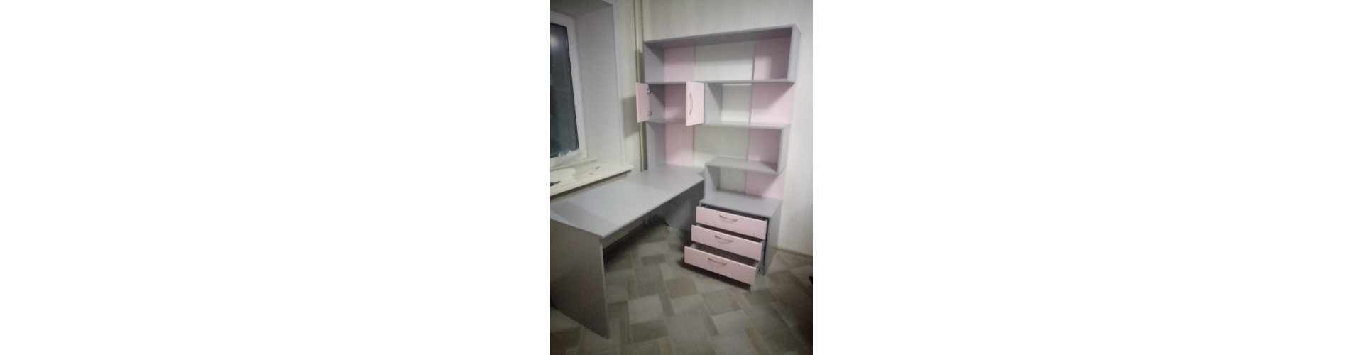 Стол письменный с пристройкой и ящиками в цвете Алюминий/Розовый кварц