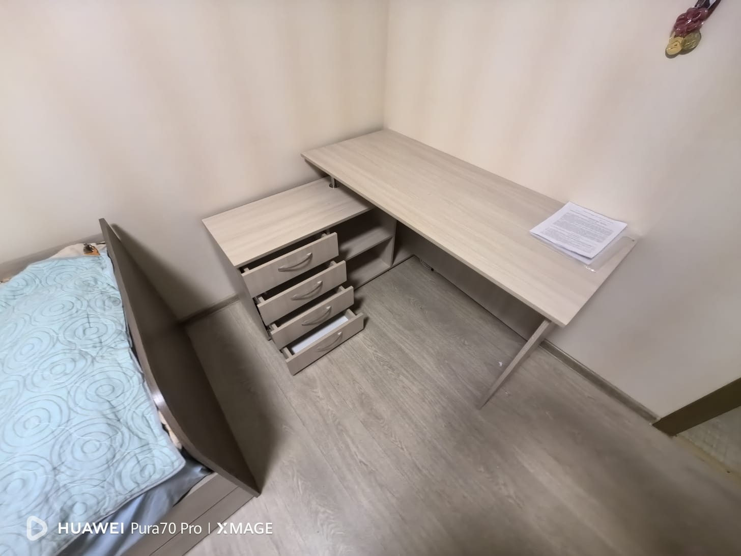 Угловой письменный стол в цвете «Ясень» — идеальное решение для комфортного рабочего пространства Угловой письменный стол в цвете «Ясень» — идеальное решение для комфортного рабочего пространства