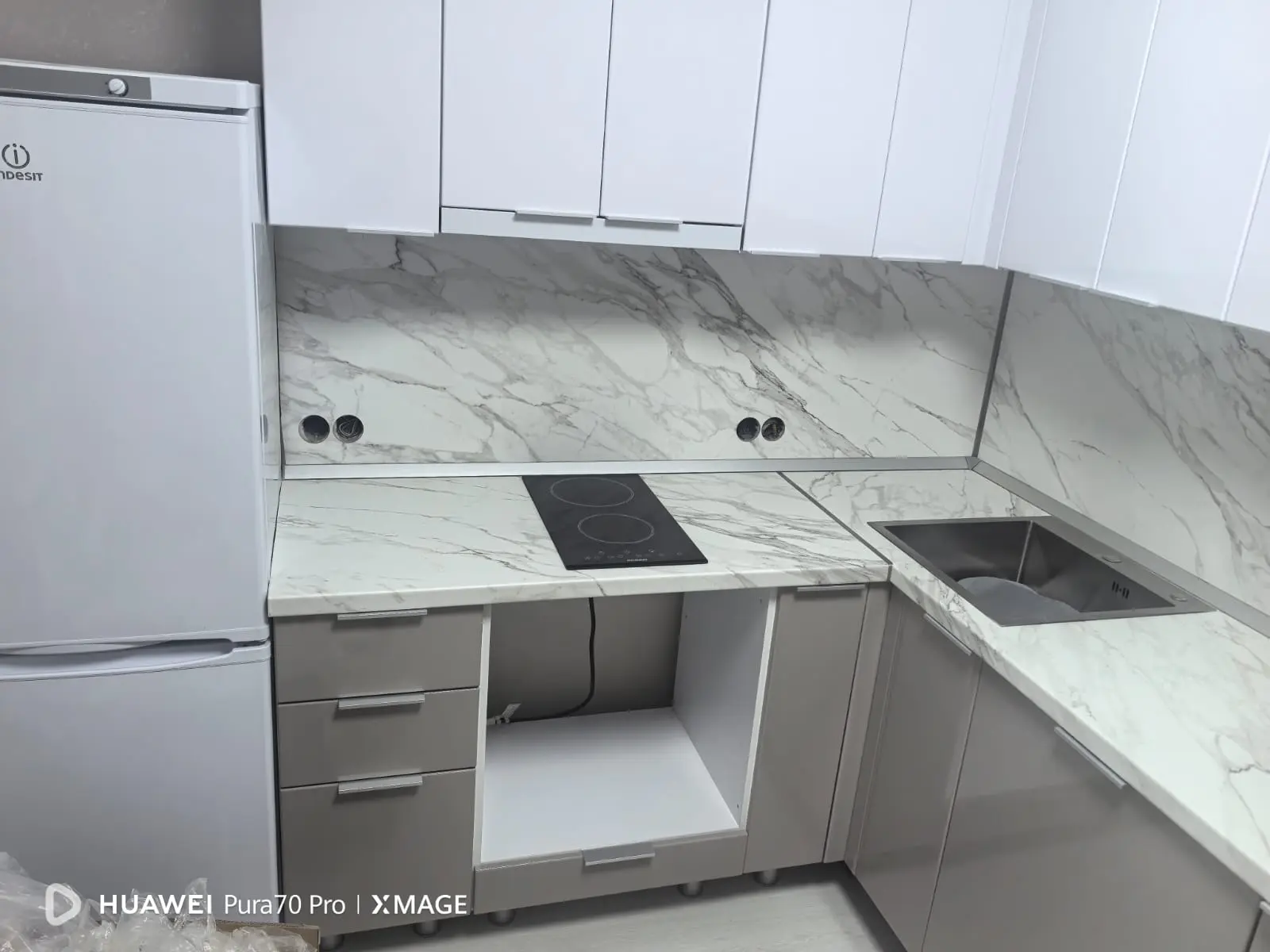  Белый и серый в глянце: кухня, которая говорит о вкусе