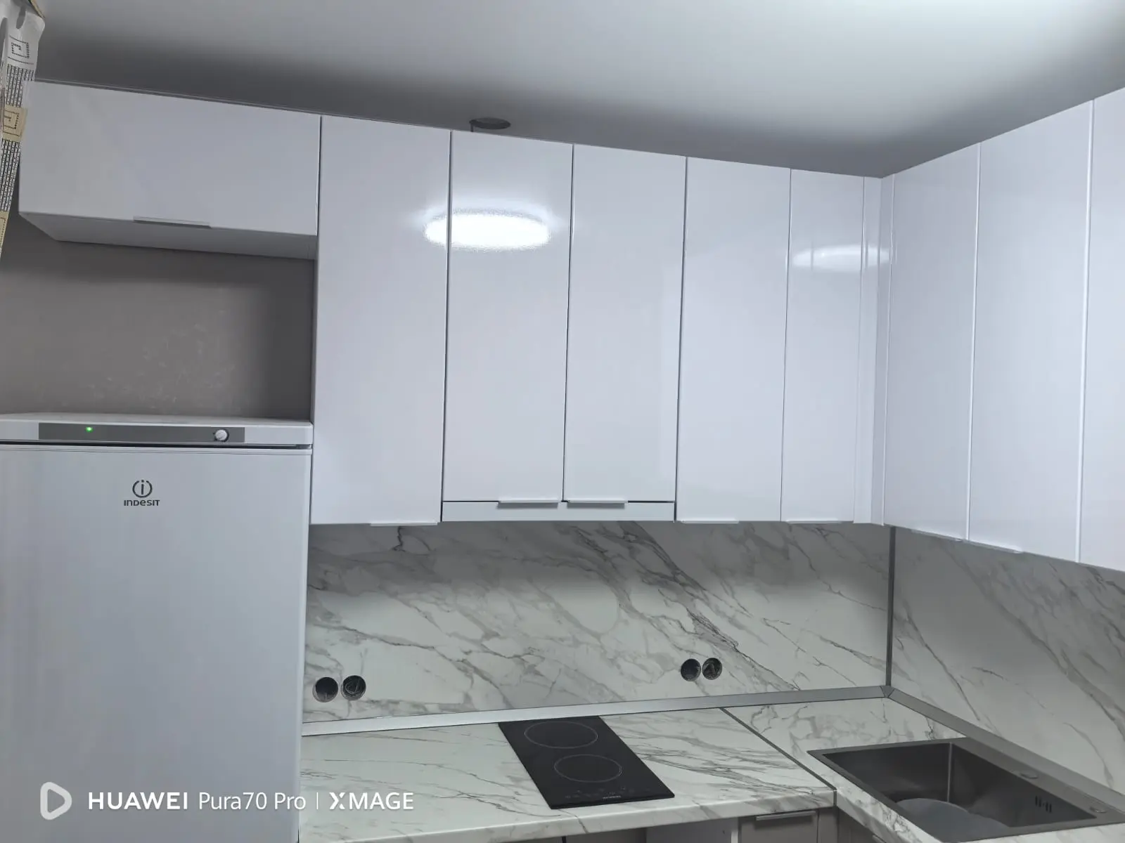 Белый и серый в глянце: кухня, которая говорит о вкусе Белый и серый в глянце: кухня, которая говорит о вкусе