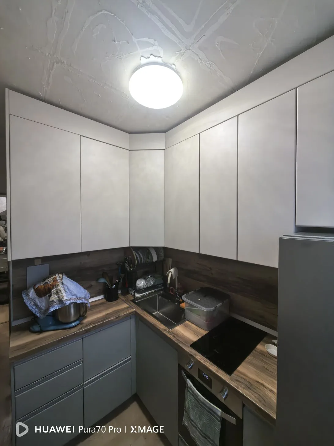 Современная сказка на кухне: пастель, матовый шик и индийское дерево