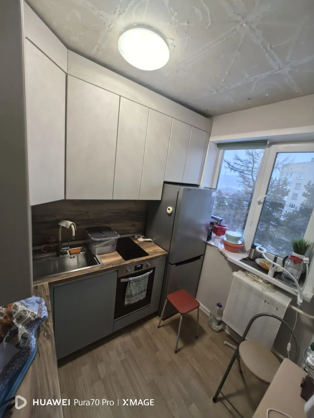 Современная сказка на кухне: пастель, матовый шик и индийское дерево