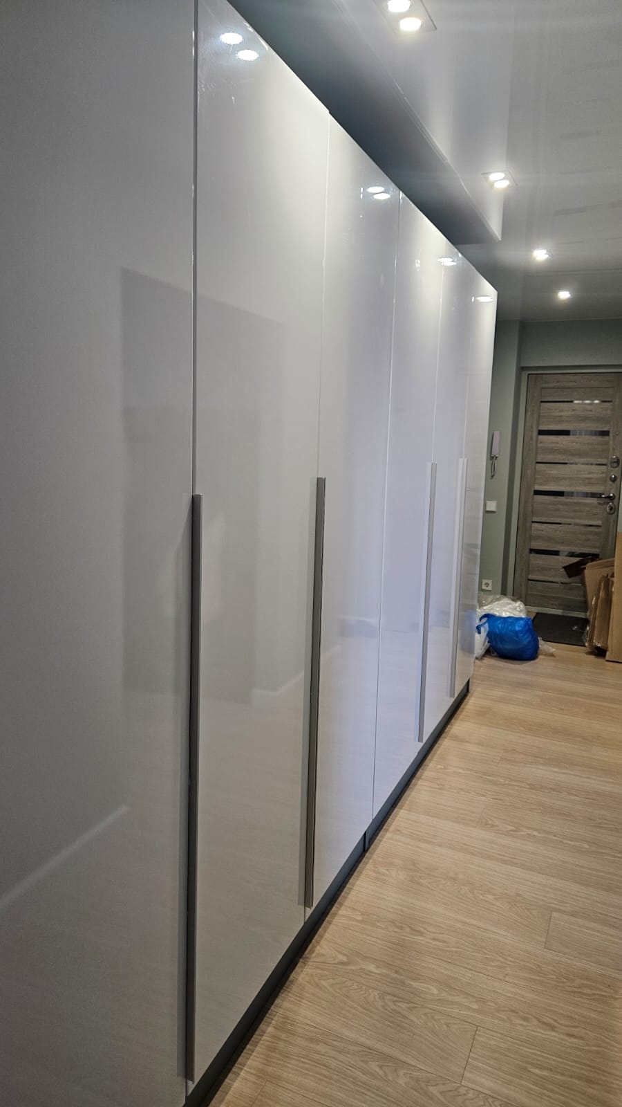 Шкаф распашной «Муссон» в белом глянце — гармония стиля, функциональности и долговечности