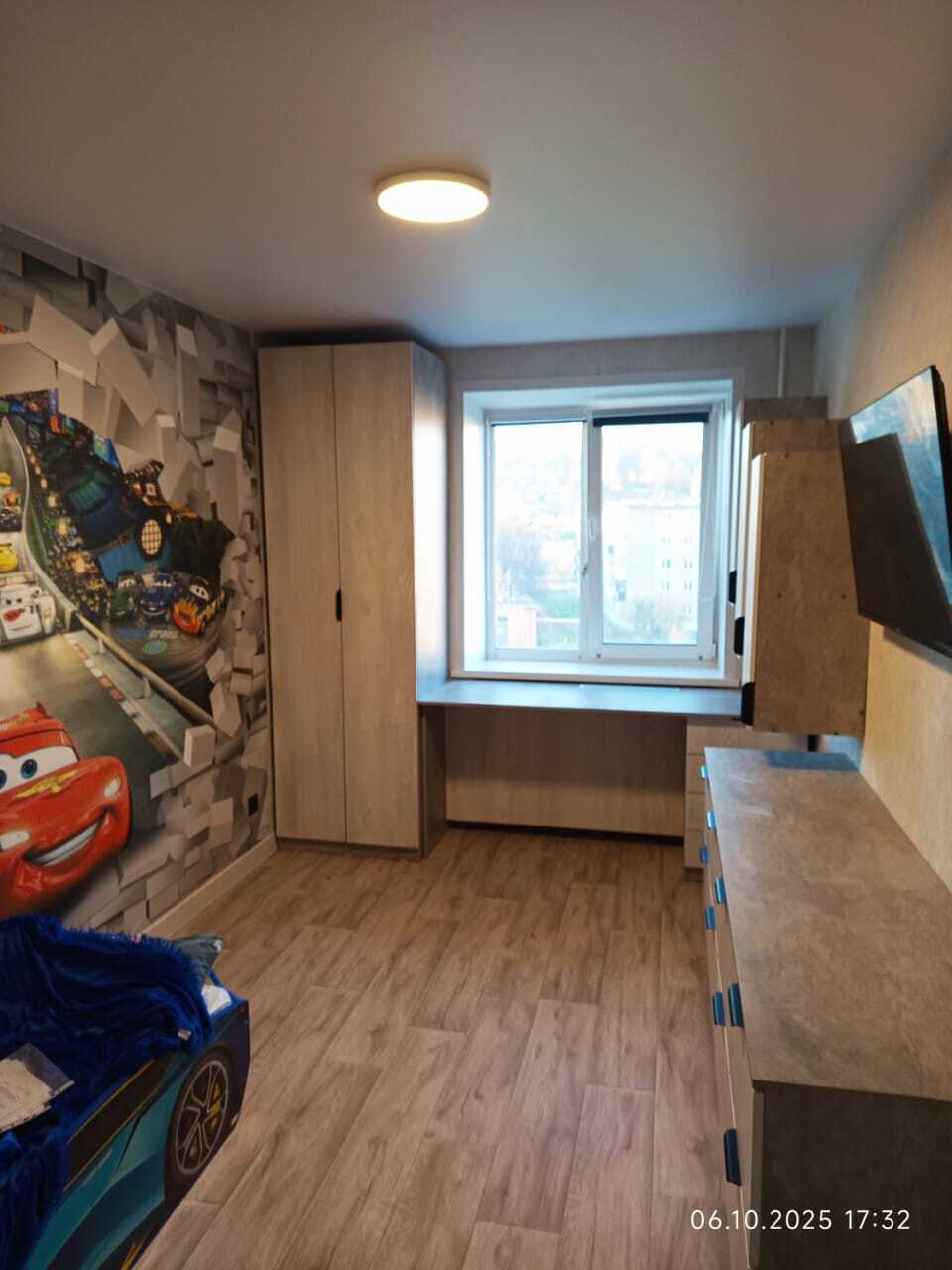 Детская комната с зонированием: решение для учёбы и отдыха