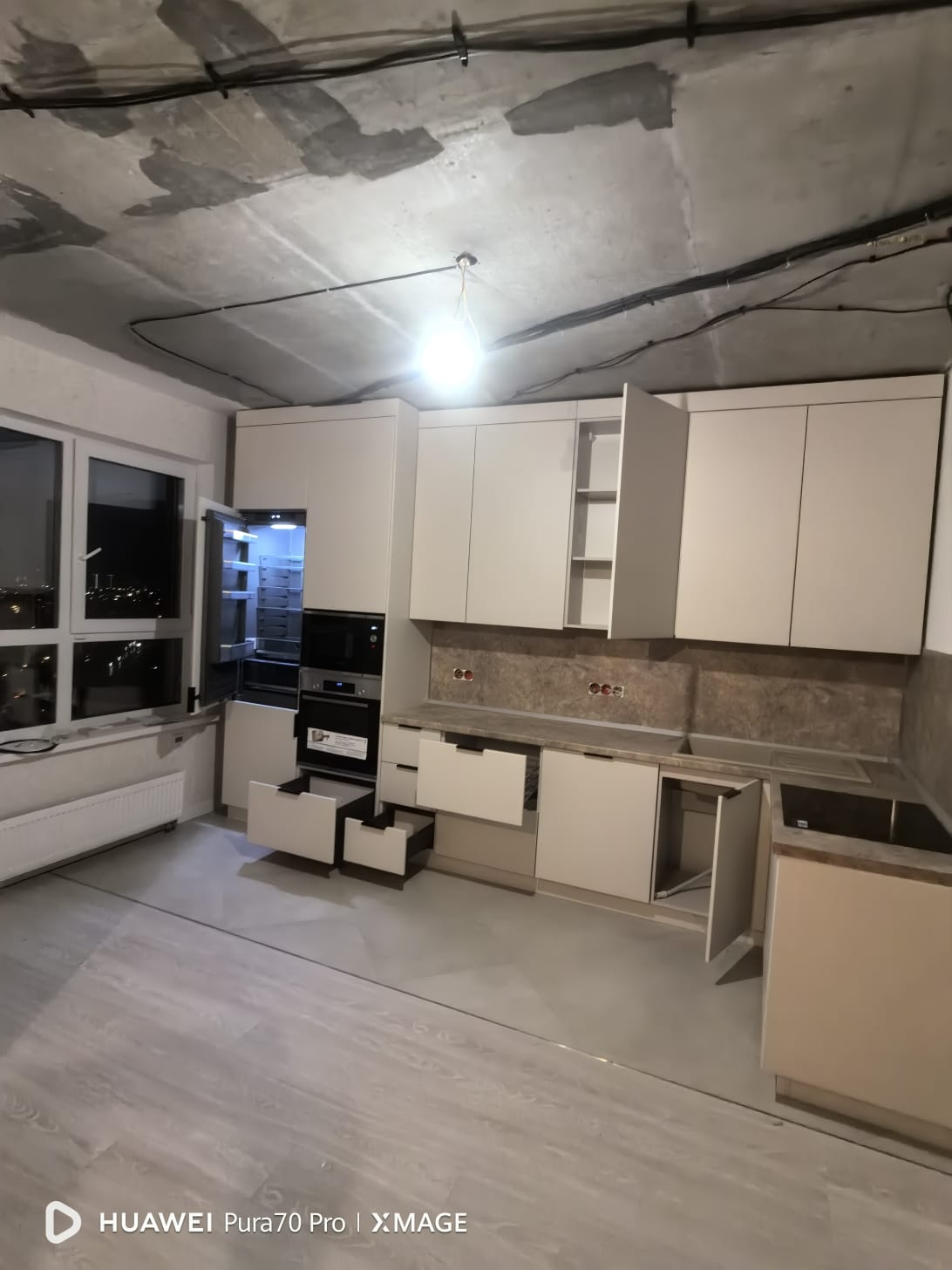 Умная эстетика: Г-образна кухня с продуманными решениями до мелочей