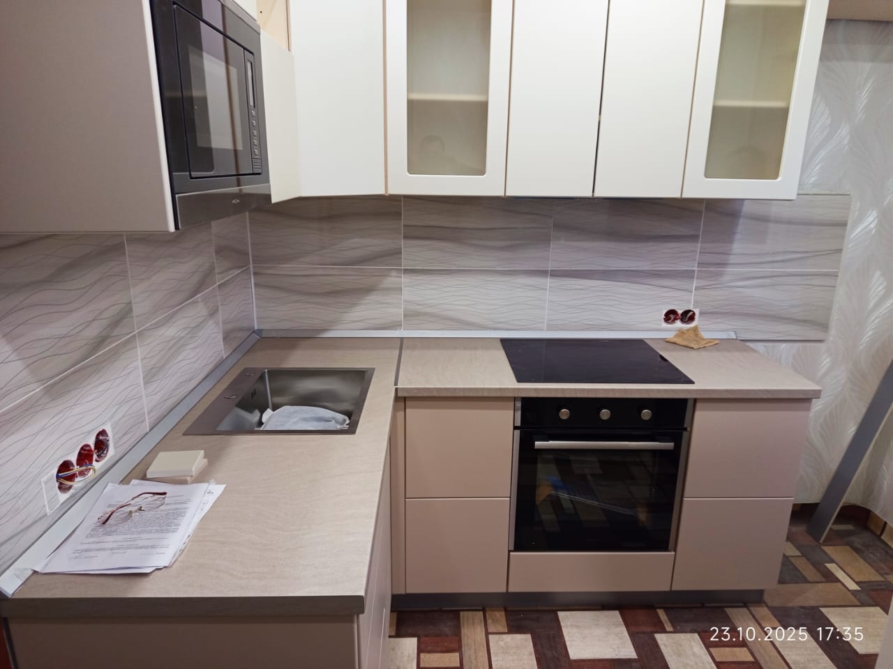 Кухонный гарнитур «Платина Бисквит»: гармония элегантности и технологичности